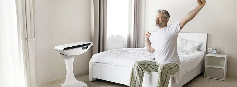 Hombre despertando con energía al activar sus mitocondrias, listo para comenzar el día con vitalidad renovada.