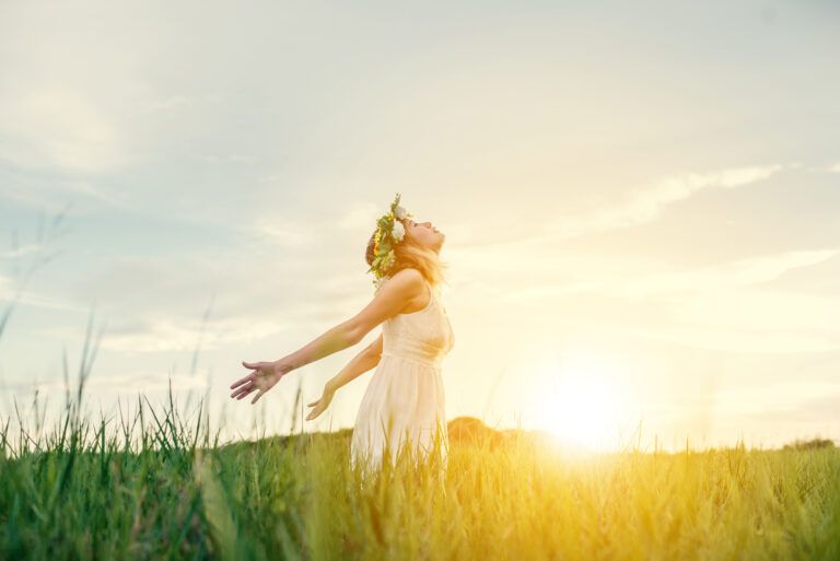 chica en el campo libre