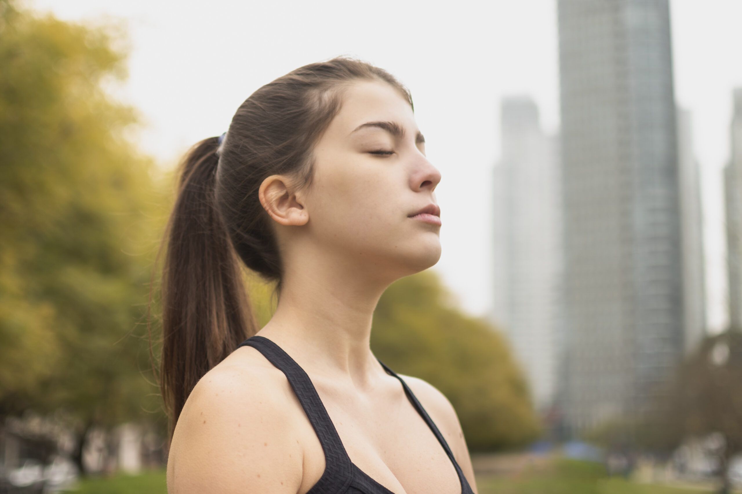 Chica respirando en el ambiente tóxico de la ciudad