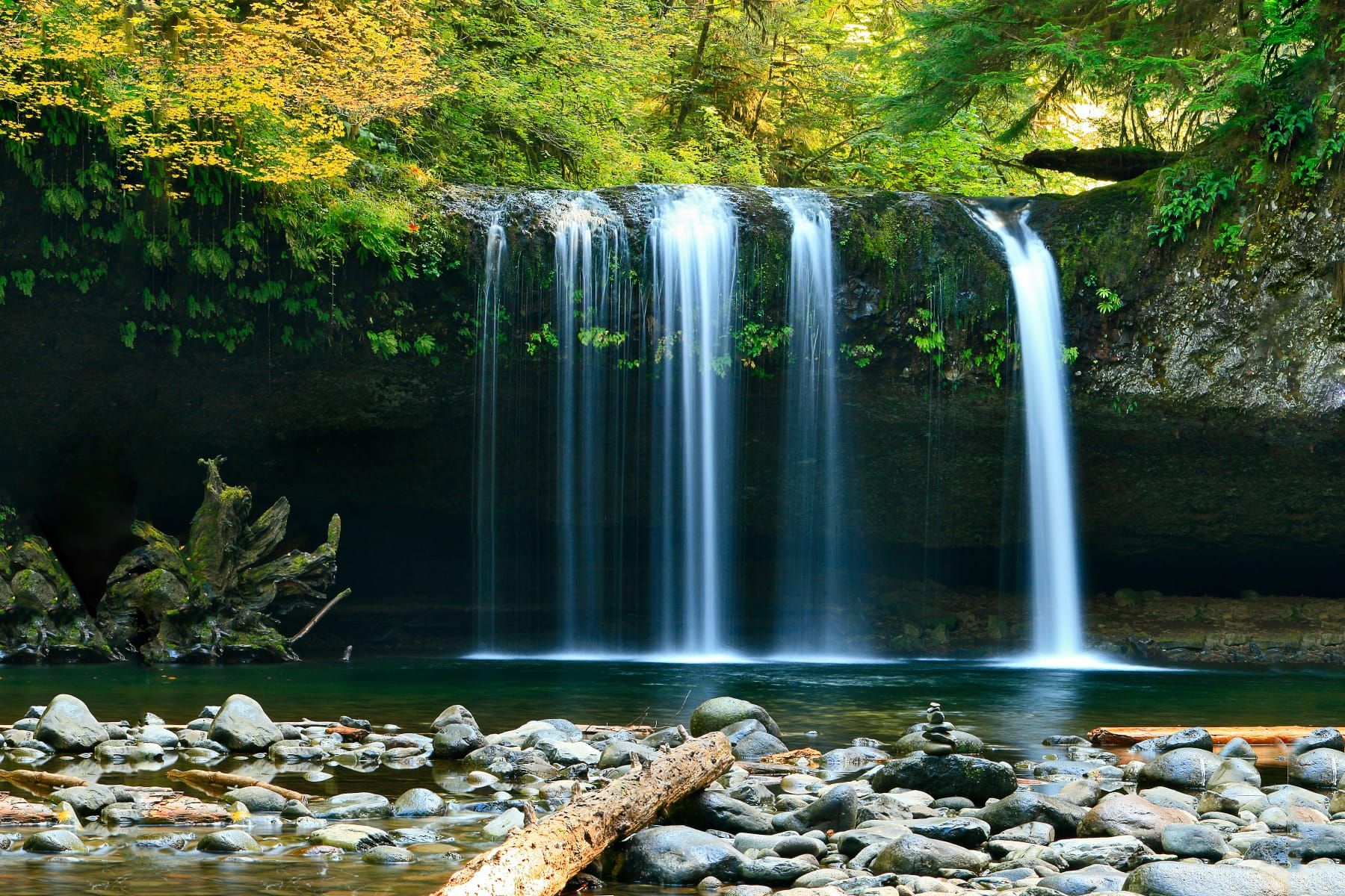 Iones negativos en una cascada