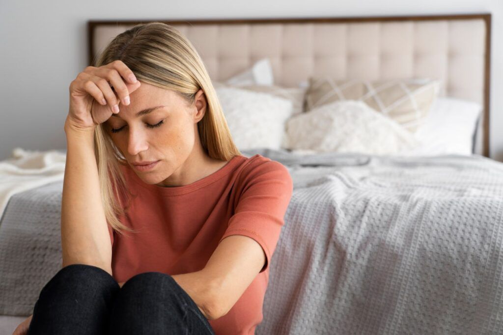 El estrés residual en una mujer sentada y agotada