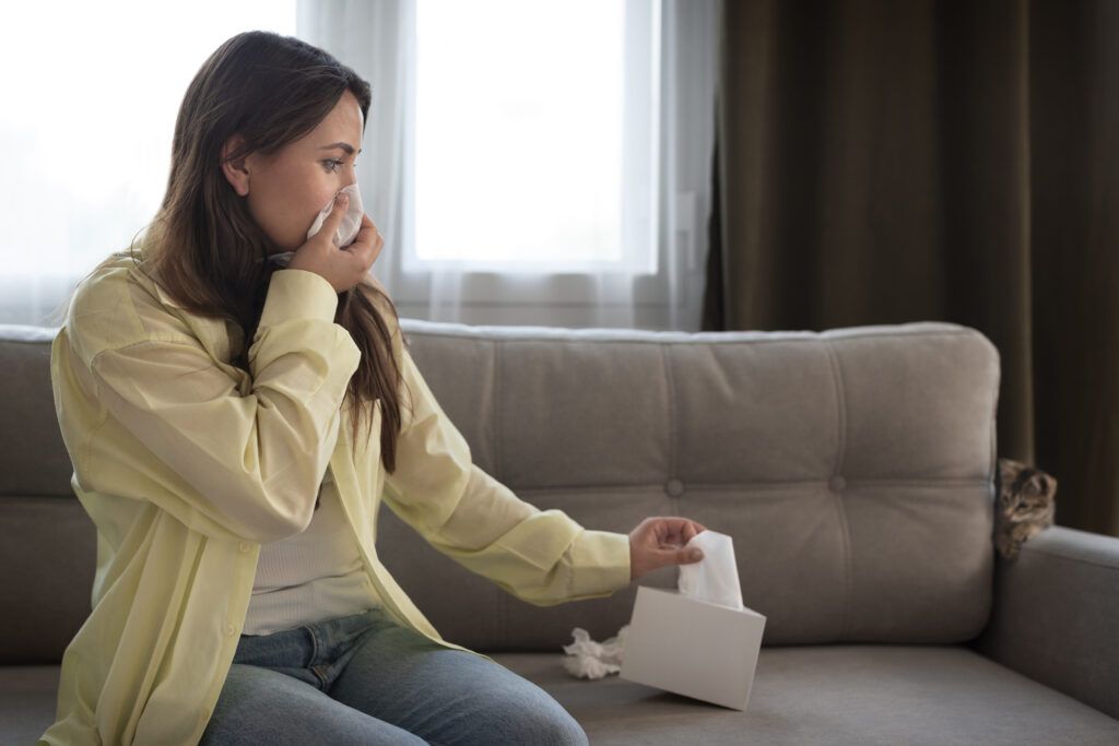mujer con alergias debido a la contaminación en interiores