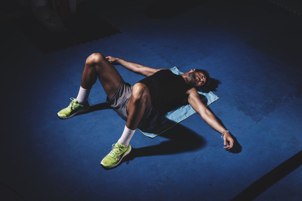 hombre acaba su entreno cansado