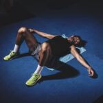 hombre acaba su entreno cansado