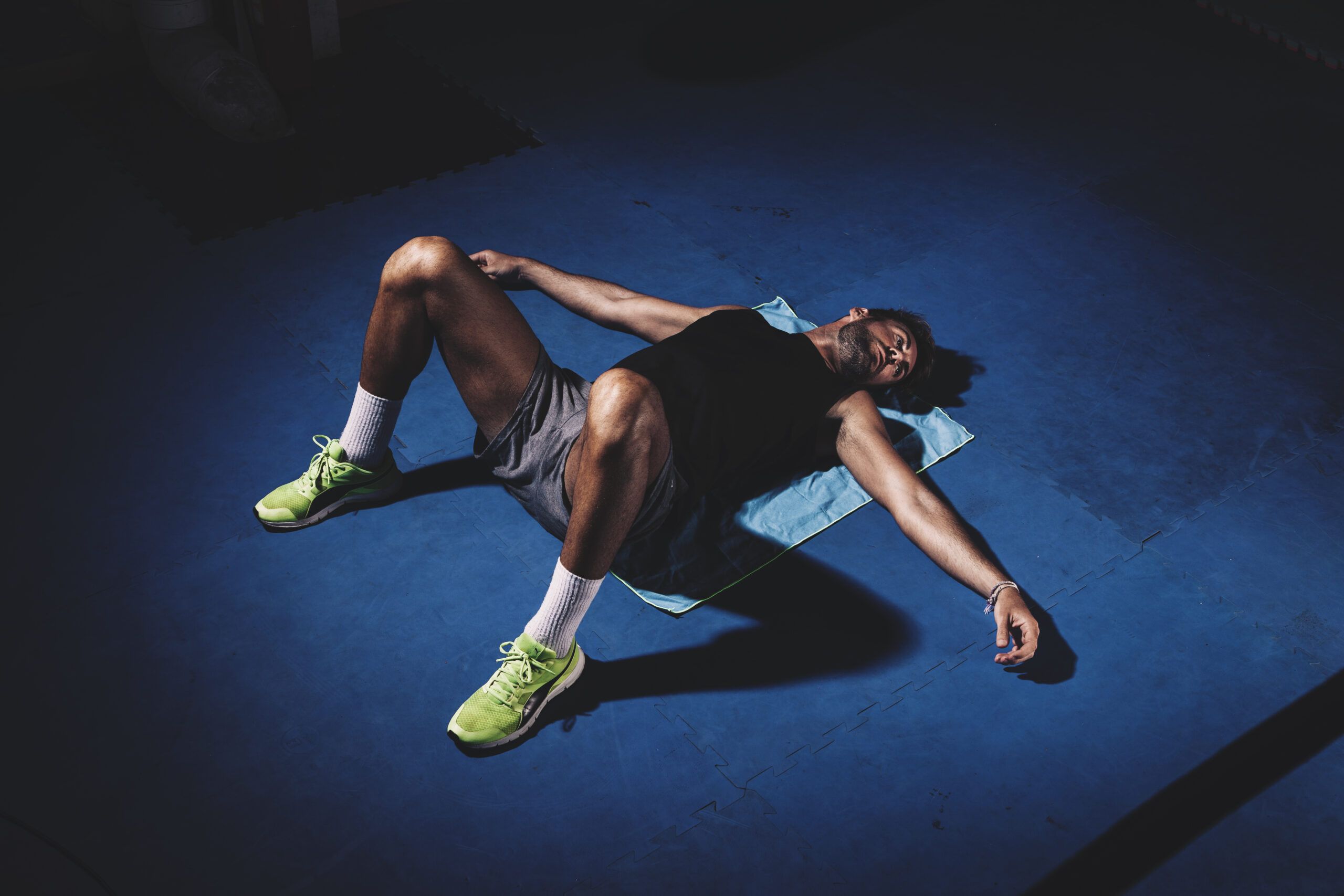 hombre acaba su entreno cansado